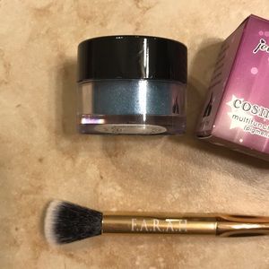 Loose pigment with brush